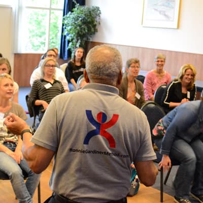 Cursisten met enthousiaste gezichten tijdens een RGM-opleiding